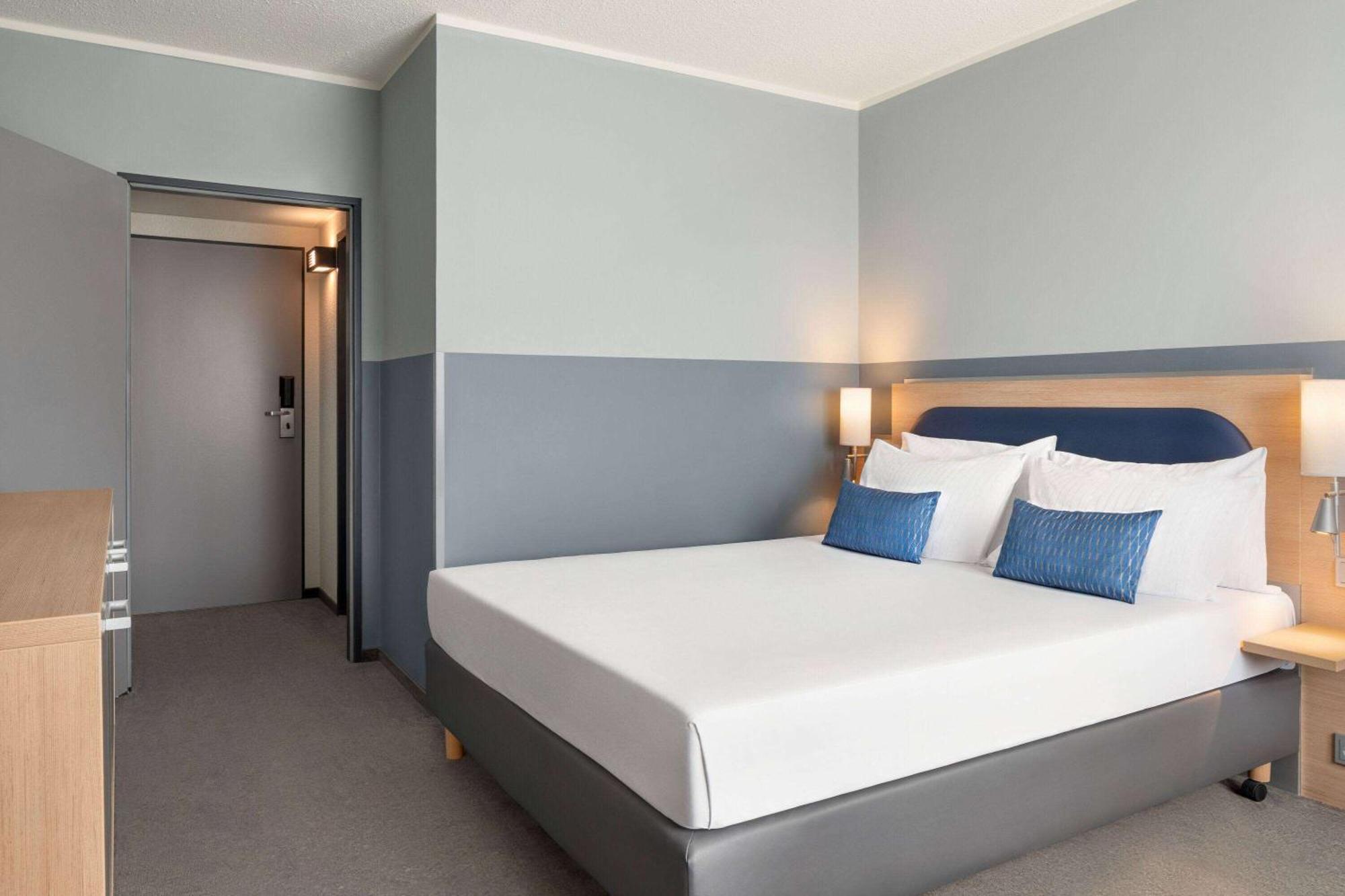 Vienna House Easy By Wyndham Frankfurt Airport Hotel Kelsterbach Bagian luar foto