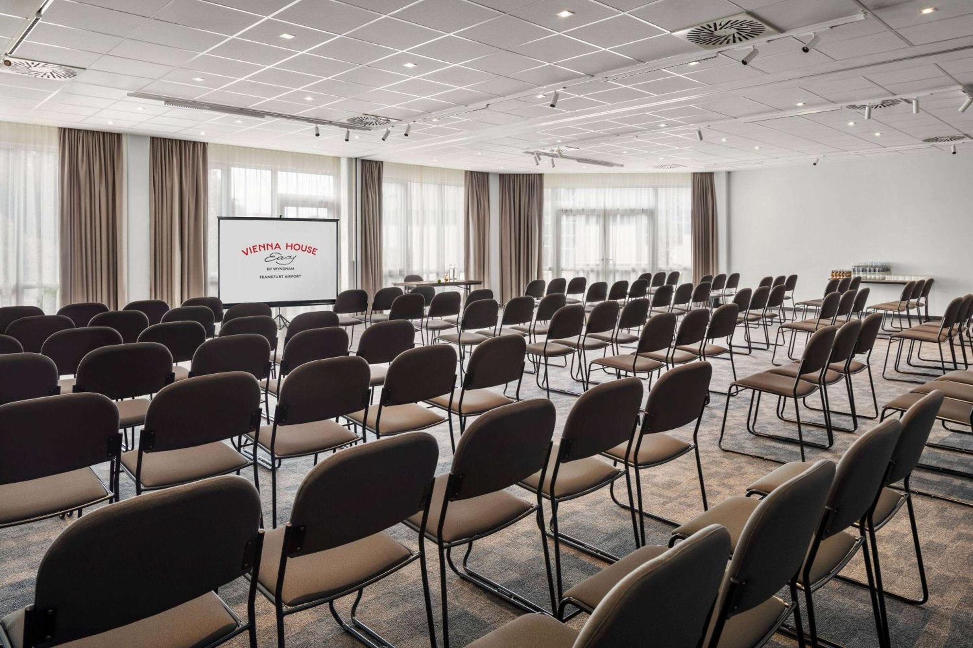 Vienna House Easy By Wyndham Frankfurt Airport Hotel Kelsterbach Bagian luar foto