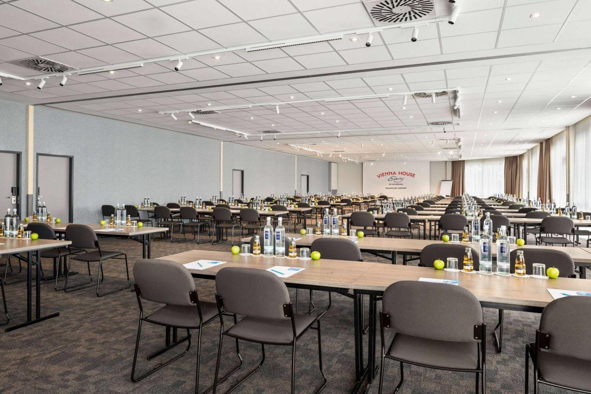 Vienna House Easy By Wyndham Frankfurt Airport Hotel Kelsterbach Bagian luar foto
